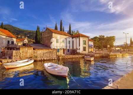 Lepetane, Monténégro - 09/10/2018 - Lepetane, petit village de pêcheurs avec port de ferry, situé dans la baie de Kotor (Boka Kotorska) Banque D'Images