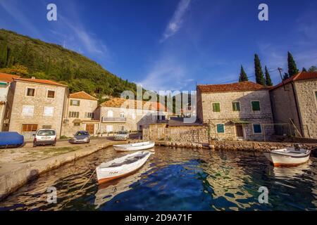 Lepetane, Monténégro - 09/10/2018 - Lepetane, petit village de pêcheurs avec port de ferry, situé dans la baie de Kotor (Boka Kotorska) Banque D'Images