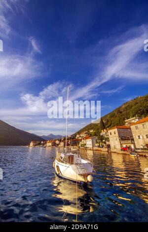 Lepetane, Monténégro - 09/10/2018 - Lepetane, petit village de pêcheurs avec port de ferry, situé dans la baie de Kotor (Boka Kotorska) Banque D'Images