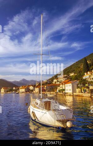 Lepetane, Monténégro - 09/10/2018 - Lepetane, petit village de pêcheurs avec port de ferry, situé dans la baie de Kotor (Boka Kotorska) Banque D'Images