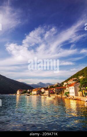 Lepetane, Monténégro - 09/10/2018 - Lepetane, petit village de pêcheurs avec port de ferry, situé dans la baie de Kotor (Boka Kotorska) Banque D'Images