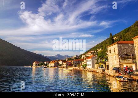 Lepetane, Monténégro - 09/10/2018 - Lepetane, petit village de pêcheurs avec port de ferry, situé dans la baie de Kotor (Boka Kotorska) Banque D'Images