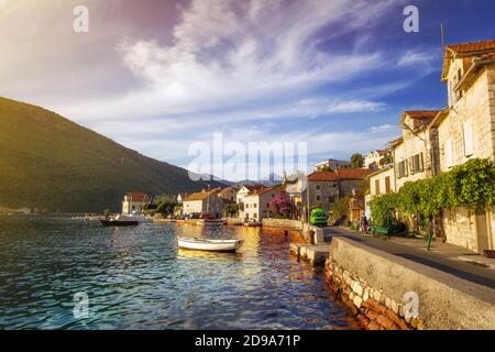 Lepetane, Monténégro - 09/10/2018 - Lepetane, petit village de pêcheurs avec port de ferry, situé dans la baie de Kotor (Boka Kotorska) Banque D'Images