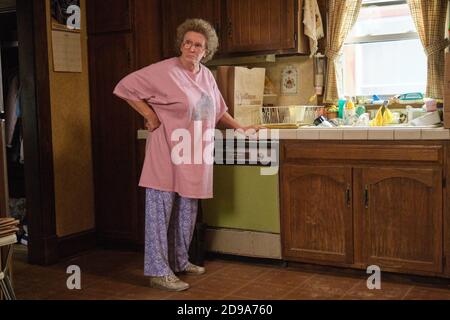 DATE DE SORTIE: Novembre 24 2020 TITRE: Hillbilly Elegy STUDIO: Netflix DIRECTEUR: Ron Howard PARCELLE: Un étudiant en droit de Yale tiré vers sa ville natale grappâts avec l'histoire de la famille, les valeurs Appalaches et le rêve américain. AVEC: GLENN PROCHE comme Mamaw. (Image de crédit : © Netflix/Entertainment Pictures) Banque D'Images