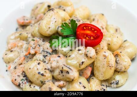 Gros plan de délicieux gnocchi crémeux avec sauce aux crevettes et aux truffes (mise au point sélective) Banque D'Images