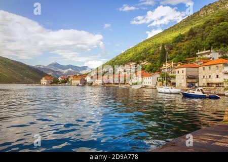 Lepetane, Monténégro - 09/10/2018 - Lepetane, petit village de pêcheurs avec port de ferry, situé dans la baie de Kotor (Boka Kotorska) Banque D'Images