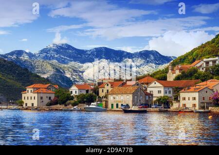 Lepetane, Monténégro - 09/10/2018 - Lepetane, petit village de pêcheurs avec port de ferry, situé dans la baie de Kotor (Boka Kotorska) Banque D'Images