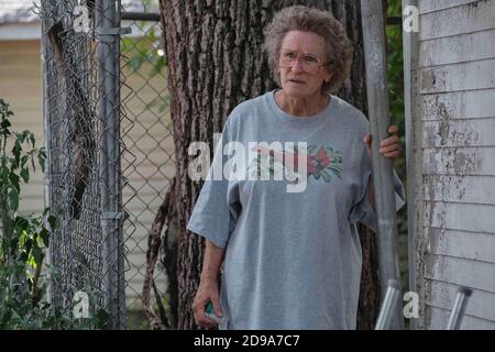 DATE DE SORTIE: Novembre 24 2020 TITRE: Hillbilly Elegy STUDIO: Netflix DIRECTEUR: Ron Howard PARCELLE: Un étudiant en droit de Yale tiré vers sa ville natale grappâts avec l'histoire de la famille, les valeurs Appalaches et le rêve américain. AVEC: GLENN PROCHE comme Mamaw. (Image de crédit : © Netflix/Entertainment Pictures) Banque D'Images