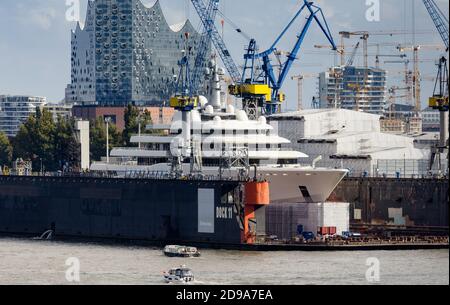 Hambourg, Allemagne. 13 octobre 2020. Le méga-yacht Eclipse appartenant à l'oligarque russo-israélien Roman Abramowitsch est situé dans le quai flottant 11 au chantier naval Blohm Voss pour les travaux de révision. Credit: Markus Scholz/dpa/Alay Live News Banque D'Images