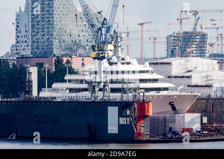 Hambourg, Allemagne. 13 octobre 2020. Le méga-yacht Eclipse appartenant à l'oligarque russo-israélien Roman Abramowitsch est situé dans le quai flottant 11 au chantier naval Blohm Voss pour les travaux de révision. Credit: Markus Scholz/dpa/Alay Live News Banque D'Images