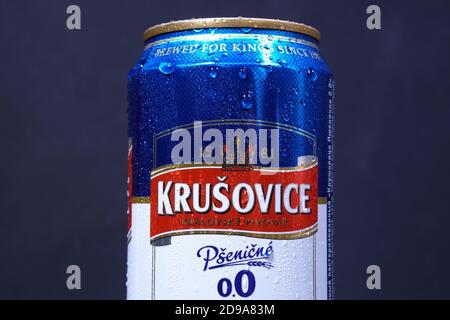 Tyumen, Russie-02 novembre 2020: Canette de bière tchèque non alcoolisée Krusovice. Gros plan du logo Banque D'Images