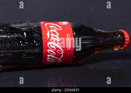 Tyumen, Russie-novembre 02, 2020: Boîtes rouges de boisson de type américain populaire avec le logo Coca-Cola gros plan. Banque D'Images