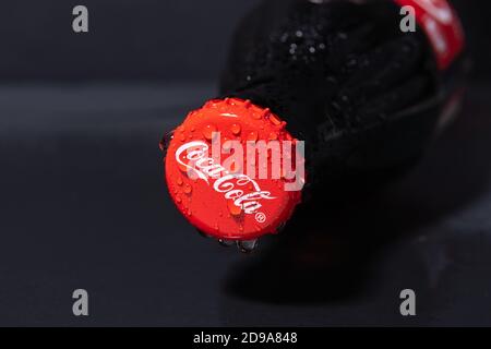 Tyumen, Russie-02 novembre 2020: Bouteille de Coca Cola en verre avec gouttes d'eau Banque D'Images