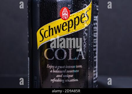 Tyumen, Russie-02 novembre 2020: CAN de la Schweppes cola avec gouttes d'eau. Produits populaires Schweppes Ginger ALE, introduit en 1870 Banque D'Images