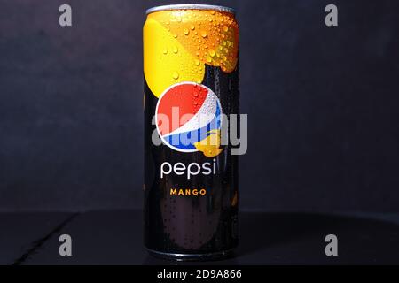 Tyumen, Russie-02 novembre 2020 : gros plan du logo de la mangue Pepsi sur fond noir avec des gouttes d'eau. Banque D'Images