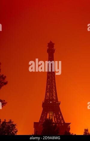 Feux d'artifice pendant la nuit du nouvel an à la tour Eiffel Lahore Pakistan Banque D'Images