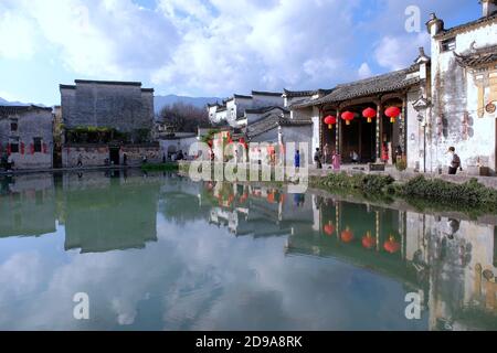 L'étang de la Lune dans le village de Hongcun, site classé au patrimoine mondial de l'UNESCO, dans la ville de Huangshan. L'architecture ici remonte aux dynasties Ming et Qing. Banque D'Images