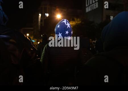 Washington, DC, Etats-Unis, 3 novembre 2020. Sur la photo : les manifestants anti-racisme vêtus de leur tenue habituelle tout noire, mais une femme portait un pull à capuche patriotique sous sa veste noire, avec des étoiles blanches sur fond bleu. La marche FTP a eu lieu le soir des élections pour attirer l'attention sur le fait qu'il reste beaucoup à faire pour établir une véritable égalité pour tous les Américains, quel que soit le vainqueur de l'élection présidentielle. Crédit : Allison C Bailey/Alay Live News Banque D'Images