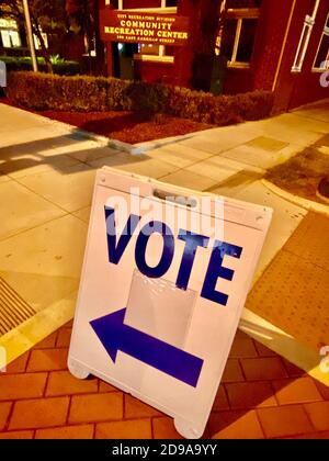 Santa Barbara, Californie, États-Unis. 3 novembre 2020. Signe de vote à l'extérieur du centre de loisirs Cabrillo de Santa Barbara le 3 novembre, jour officiel des élections. Crédit : Amy Katz/ZUMA Wire/Alay Live News Banque D'Images