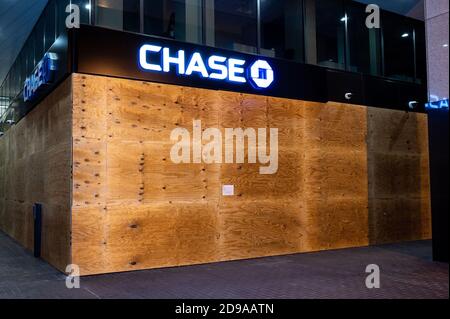 Washington, États-Unis. 03ème novembre 2020. A embarqué dans la succursale de Chase lors de la nuit des élections. Crédit : SOPA Images Limited/Alamy Live News Banque D'Images