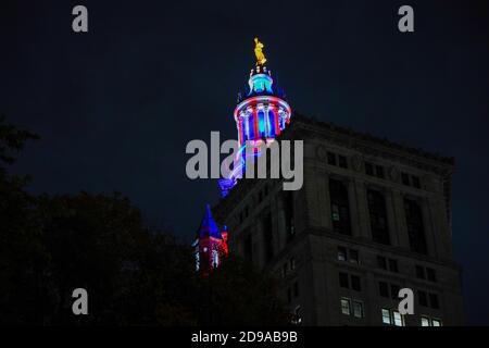 New York, États-Unis. 03ème novembre 2020. Une vue de l'édifice municipal David N. Dinkins illuminé aux couleurs du drapeau national américain le jour des élections.le 3 novembre 2020, les États-Unis ont élu leur président et vice-président, 35 sénateurs, les 435 membres de la Chambre des représentants, 13 gouverneurs de 11 États et de deux territoires américains, ainsi que des représentants des gouvernements locaux et des États. Le président républicain sortant Donald Trump et le candidat du Parti démocrate Joe Biden se présentent à la présidence. Crédit : SOPA Images Limited/Alamy Live News Banque D'Images