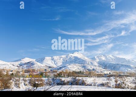 Layner, le village de Chimgan, Ouzbékistan. Paysage de neige de montagne d'hiver Banque D'Images