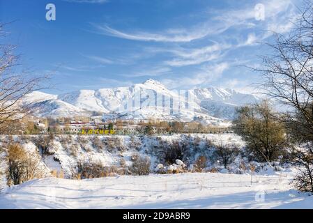 Layner, le village de Chimgan, Ouzbékistan. Paysage de neige de montagne d'hiver. Montagnes Tien Shan Banque D'Images