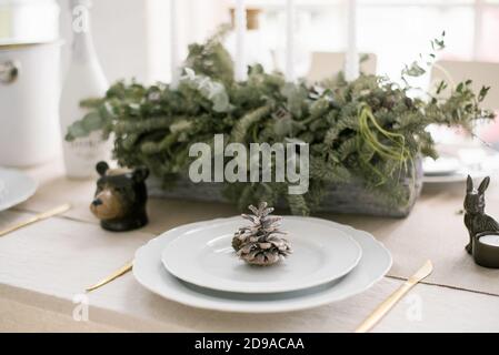 Beau et élégant petit déjeuner de Noël ou déjeuner servi dans le salon lumineux. Décor de la salle à manger. Un morceau sur une plaque blanche Banque D'Images