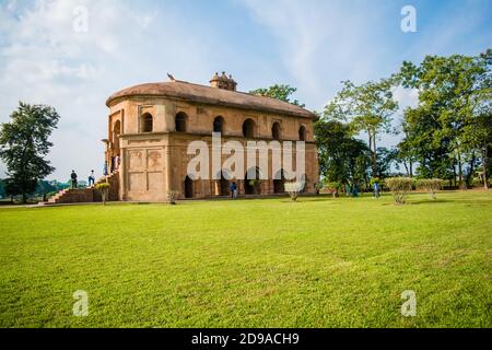 Le ranch ghar sibsagar assam est un bâtiment à deux étages qui servait autrefois de pavillon sportif royal Banque D'Images