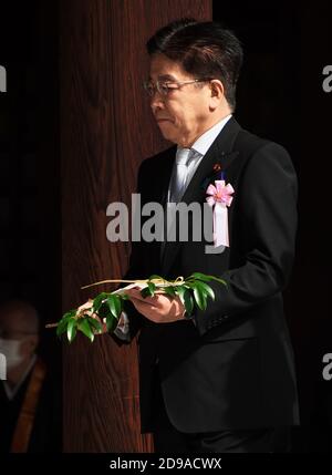 Katsunobu Kato, secrétaire du Cabinet en chef du Japon, assiste à la cérémonie marquant le 100e anniversaire du sanctuaire Meiji à Tokyo, au Japon, le 1er novembre 2020. Banque D'Images
