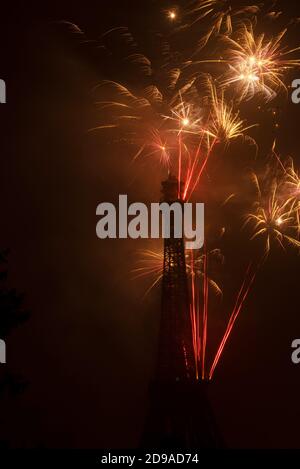 Feux d'artifice à la tour Eiffel à Lahore pendant la bonne année célébrations Banque D'Images