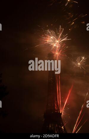 Feux d'artifice à la tour Eiffel à Lahore pendant la bonne année célébrations Banque D'Images