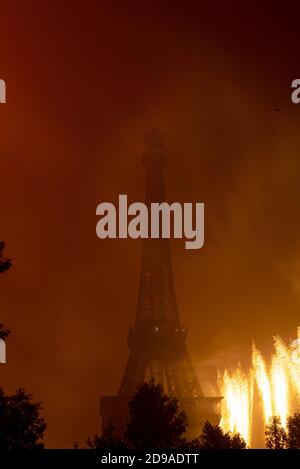 Feux d'artifice à la tour Eiffel à Lahore pendant la bonne année célébrations Banque D'Images