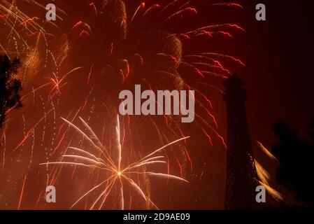 Feux d'artifice à la tour Eiffel à Lahore pendant la bonne année célébrations Banque D'Images