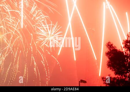 Feux d'artifice à la tour Eiffel à Lahore pendant la bonne année célébrations Banque D'Images