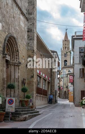 L'église de San Francesco à Campli, en arrière-plan le clocher de la cathédrale Santa Maria à Platea. Banque D'Images