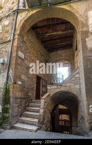 Ruelles caractéristiques de l'ancien village étrusque de Pitigliano. Banque D'Images