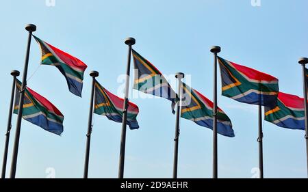 Les drapeaux sud-africains flottent sur les mâts contre le ciel, bâtiments de l'Union, Pretoria, Afrique du Sud Banque D'Images