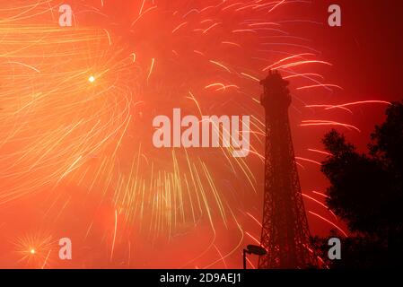 Feux d'artifice à la tour Eiffel à Lahore pendant la bonne année célébrations Banque D'Images