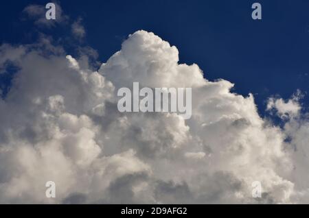 Un énorme nuage Cumulus blanc s'est construit et a soulevé la tempête Banque D'Images