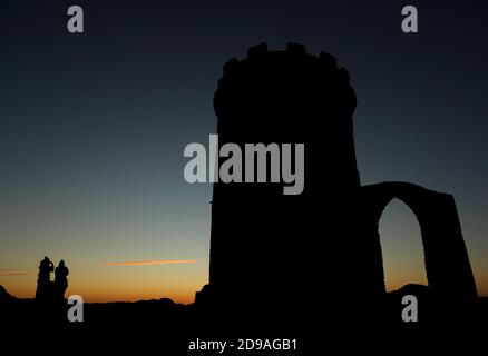 Newtown Linford, Leicestershire, Royaume-Uni. 4 novembre 2020. Météo au Royaume-Uni. Les femmes regardent le lever du soleil depuis Old John dans Bradgate Park. Credit Darren Staples/Alay Live News. Banque D'Images