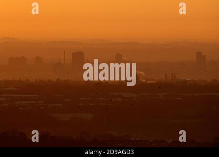 Newtown Linford, Leicestershire, Royaume-Uni. 4 novembre 2020. Le soleil se lève au-dessus de Leicester depuis Old John dans Bradgate Park. Credit Darren Staples/Alay Live News. Banque D'Images