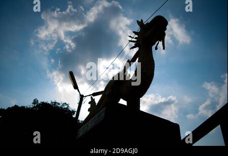 Statue de dragon d'or géant à rang ghar sibsagar assam, le pavillon sportif royal Banque D'Images