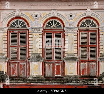 Une maison historique de style Peranakan Chineses avec des volets en bois rouge, dans un état original à Chinatown à Singapour. Banque D'Images