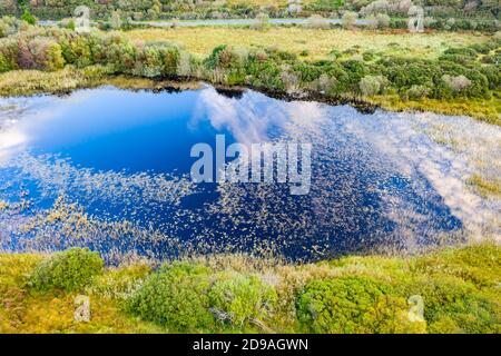 Antenne de lac dans un tourbières par Clooney, Portnoo - Comté de Donegal, Irlande. Banque D'Images