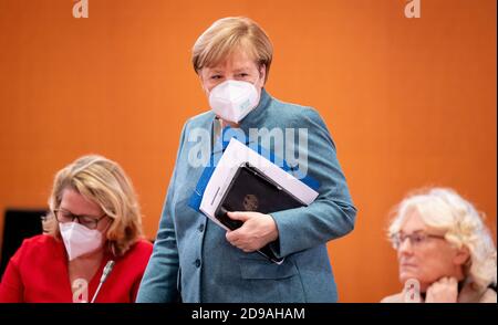 Berlin, Allemagne. 04e novembre 2020. La Chancelière Angela Merkel (CDU) passe par Svenja Schulze (l, SPD), Ministre fédéral de l'environnement, de la conservation de la nature et de la sécurité nucléaire, et Christine Lambrecht (r, SPD), Ministre fédéral de la Justice et de la protection des consommateurs, avec un bouche-nez au début de la réunion du Cabinet fédéral à la Chancellerie fédérale. Les sujets de la réunion comprendront une modification à la Loi fédérale sur la chasse et un projet de loi visant à mobiliser les terres en construction. Credit: Kay Nietfeld/dpa pool/dpa/Alay Live News Banque D'Images