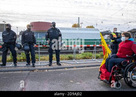 Bibliis, Allemagne. 04e novembre 2020. Des opposants anti-nucléaires protestent aux côtés des policiers de la gare de Biblis contre le transport des six conteneurs Castor, qui sont arrivés sur un train spécial. Les roulettes contiennent des déchets nucléaires allemands de la centrale nucléaire britannique Sellafield. La destination du transport est l'installation de stockage provisoire de la centrale nucléaire de Biblis. Credit: Helmut Fricke/dpa/Alay Live News Banque D'Images