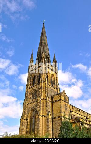 Église traditionnelle anglaise avec une flèche d'église conique et un beffroi rectangulaire, pris lors d'une belle journée d'été. Banque D'Images