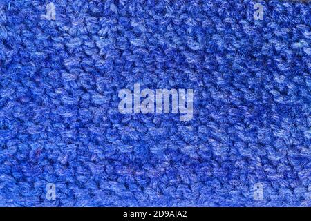 Fond bleu tricoté à la main. Motif vintage de tricot à la main rustique du milieu du siècle dernier. Bleu vintage laine gros plan et te Banque D'Images