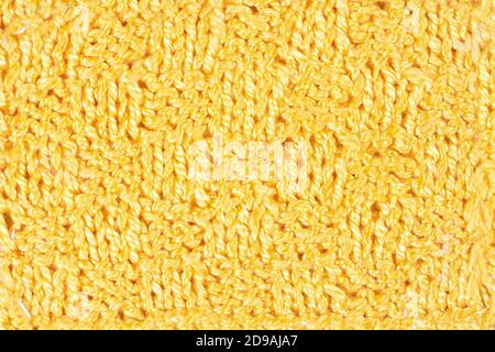 Fond jaune tricoté à la main. Motif vintage de tricot à la main rustique du milieu du siècle dernier. Jaune laine vintage gros plan an Banque D'Images